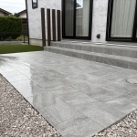 広いタイルデッキテラスと人工芝