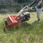 草刈り作業と除草剤散布